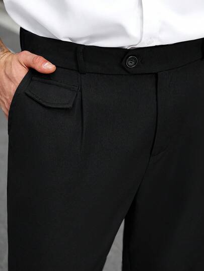 Manfinity Mode سراويل كاجوال متساوية اللون مع جيب، ذات تصميم مخروطي للرجال كبار الحجم