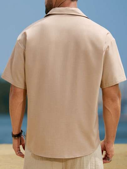 Manfinity Nomadique قميص رجالي ذو لون واحد بأكمام قصيرة منخفضة الكتف، بدون أزرار، قميص كاجوال للصيف