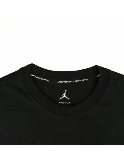 Nike تيشيرت كم قصير بطباعة اسم العلامة التجارية "ج ية"، رقبة طاقم مصنوعة من النسيج المحبوك، لون أسود، JKY8971-010