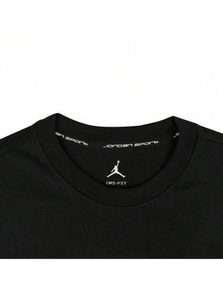 Nike تيشيرت كم قصير بطباعة اسم العلامة التجارية "ج ية"، رقبة طاقم مصنوعة من النسيج المحبوك، لون أسود، JKY8971-010