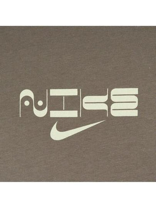 Nike قميص تي شيرت كم قصير بياقة طاقم مصنوع من التريكو للرجال، AS U NSW TEE M90 OC MED GFX BR، رمز المنتج: THQ9267-289