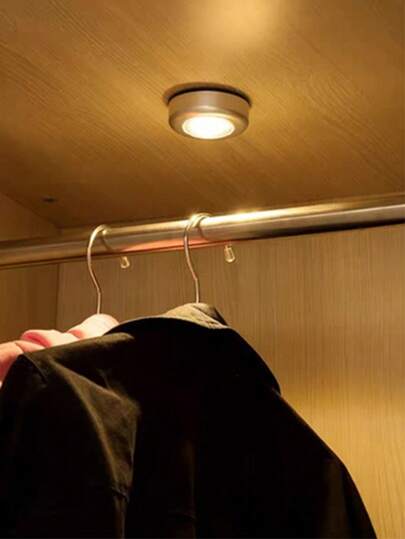 1 مصباح إضاءة فضي بنظام الدفع، 3 مصابيح ليد لاسلكية لخزانة الأضواء الليلية، بتصميم دائري للضغط، إضاءة جدارية مناسبة لإضاءة المنزل، الممر والحمام والغرفة والمطبخ والخزائن والسلالم والسكن الجامعي (البطارية غير مشمولة)