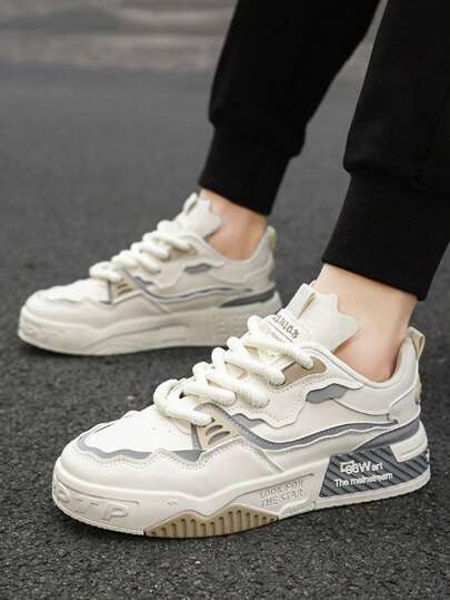 زوج من الأحذية الرياضية الكانفاس المريحة والمتعددة الأغراض للرجال للاستخدام العادي والأنشطة الخارجية، مناسبة لجميع المواسم