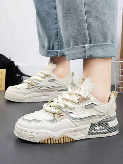 زوج من الأحذية الرياضية الكانفاس المريحة والمتعددة الأغراض للرجال للاستخدام العادي والأنشطة الخارجية، مناسبة لجميع المواسم