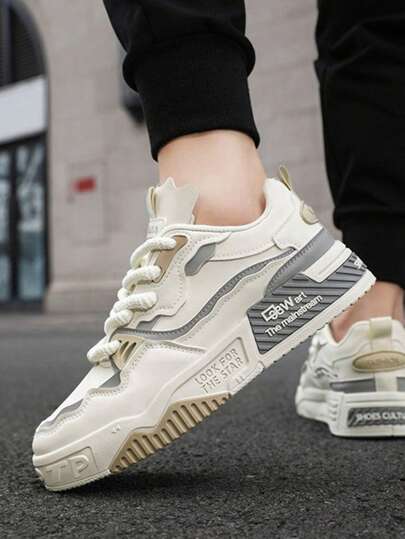 زوج من الأحذية الرياضية الكانفاس المريحة والمتعددة الأغراض للرجال للاستخدام العادي والأنشطة الخارجية، مناسبة لجميع المواسم