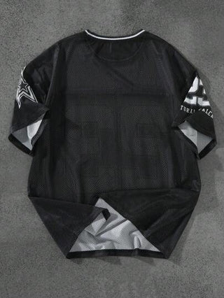 Manfinity Streetrush قميص تي شيرت للشباب بطباعة جرافيك شارع مع أرقام وأحرف 23 قميص جيرسي كبير الحجم قميص رياضي جيرسي للرجال جيرسي للرجال Y2k جيرسي شبكي قميص جيرسي 23 للرجال