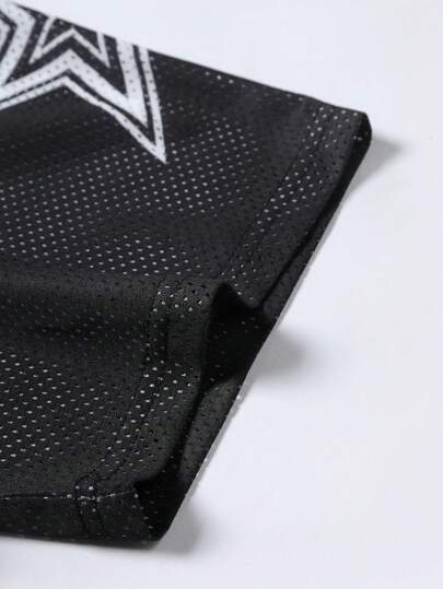 Manfinity Streetrush قميص تي شيرت للشباب بطباعة جرافيك شارع مع أرقام وأحرف 23 قميص جيرسي كبير الحجم قميص رياضي جيرسي للرجال جيرسي للرجال Y2k جيرسي شبكي قميص جيرسي 23 للرجال