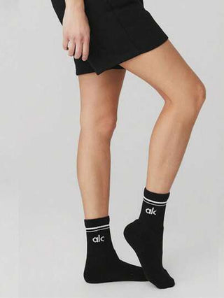 4 أزواج من الجوارب المتوسطة الطول للنساء مطبوع عليها أحرف، تصميم بسيط، متعددة الأغراض للرياضات كاليوجا والجري والكرة السلة والكرة القدم وغيرها من الرياضات، مناسبة لجميع الفصول