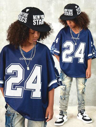 Coolane تي شيرت كاجوال لفتيان المراهقين بطبعة أرقام بأكمام قصيرة وياقة على شكل حرف V بتكرار اللون الصلب لفصل الربيع/الصيف بنمط قميص كرة السلة