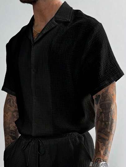 ملابس رجالية كاجوال للعطلات، مثالية للخروجات الصيفية والاستخدام اليومي، تتميز بقميص كم قصير بتصميم فضفاض بلون أحادي كلاسيكي مع إغلاق بأزرار.