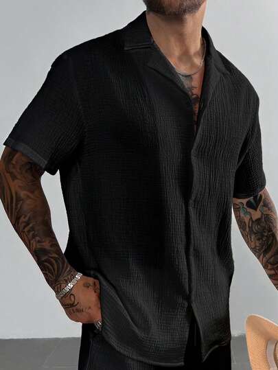 ملابس رجالية كاجوال للعطلات، مثالية للخروجات الصيفية والاستخدام اليومي، تتميز بقميص كم قصير بتصميم فضفاض بلون أحادي كلاسيكي مع إغلاق بأزرار.