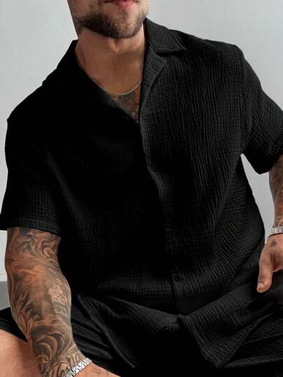 ملابس رجالية كاجوال للعطلات، مثالية للخروجات الصيفية والاستخدام اليومي، تتميز بقميص كم قصير بتصميم فضفاض بلون أحادي كلاسيكي مع إغلاق بأزرار.