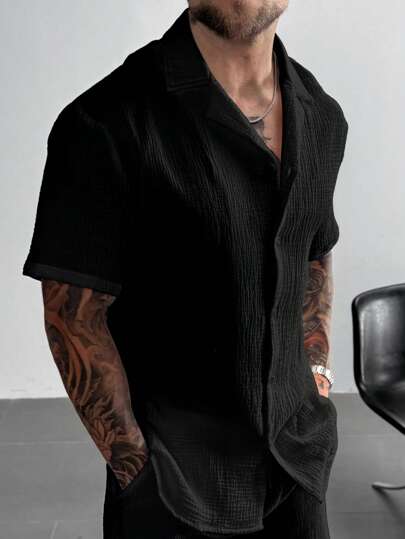 ملابس رجالية كاجوال للعطلات، مثالية للخروجات الصيفية والاستخدام اليومي، تتميز بقميص كم قصير بتصميم فضفاض بلون أحادي كلاسيكي مع إغلاق بأزرار.