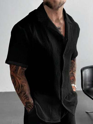 ملابس رجالية كاجوال للعطلات، مثالية للخروجات الصيفية والاستخدام اليومي، تتميز بقميص كم قصير بتصميم فضفاض بلون أحادي كلاسيكي مع إغلاق بأزرار.