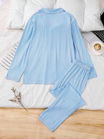 مجموعة بيجامة رجالية قطعتين من الأعلى برقبة طويلة والأسفل بالبنطلون مع تصميم طباعة بسيط