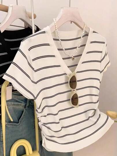 Franclia تي شيرت نسائي كاجوال برقبة على شكل حرف V بأكمام قصيرة مع طبعات خطوط ، صيفي