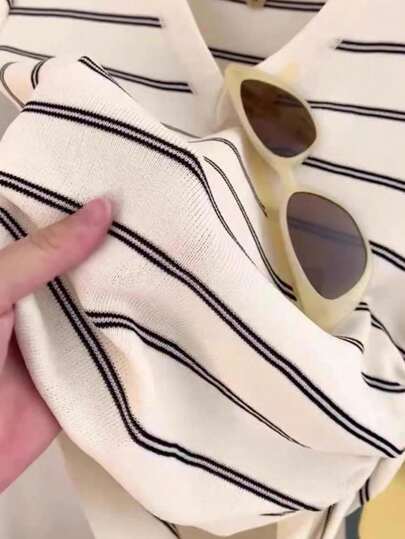 Franclia تي شيرت نسائي كاجوال برقبة على شكل حرف V بأكمام قصيرة مع طبعات خطوط ، صيفي