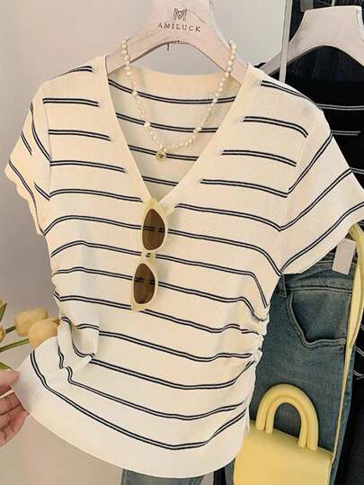 Franclia تي شيرت نسائي كاجوال برقبة على شكل حرف V بأكمام قصيرة مع طبعات خطوط ، صيفي