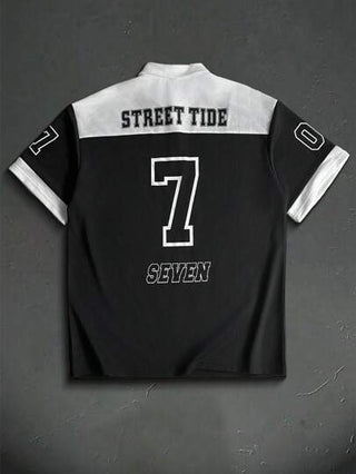 Manfinity Sporsity ملابس علوية بولو رجالي صيفي عصري مريح، بطبعات أرقام وحروف متباينة، ملابس رياضية شارع، ملابس علوية بولو سباق رجالي، ملابس علوية بولو رجالي بطبعات، ملابس علوية بولو رجالي أسود وأبيض