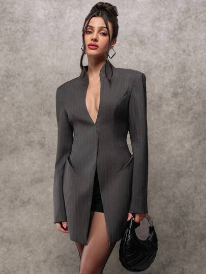 Avenya بليزر أنيق قصير الياقة مخطط بخصر ضيق للعمل والأناقة اليومية