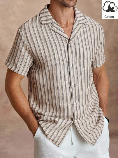 Manfinity Homme قميص كاجوال أكمام قصيرة بأزرار أمامية وطباعة مخططة، قميص صيفي بياقة كوبية أحادية الصدر وطباعة مخططة، مناسب للأوقات الحرة والمنزل والتنقل، نسيج محبوك، قميص أكمام قصيرة شائع كهدية لأصدقاء الزوج والصديق