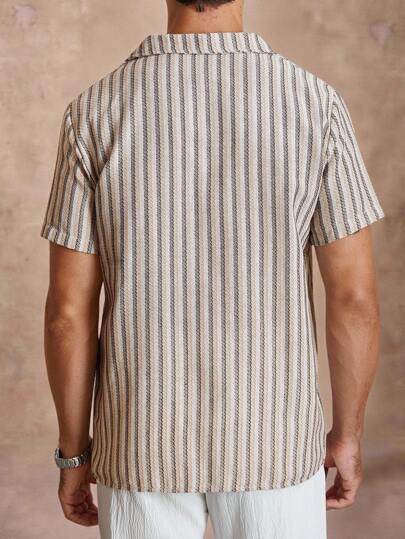 Manfinity Homme قميص كاجوال أكمام قصيرة بأزرار أمامية وطباعة مخططة، قميص صيفي بياقة كوبية أحادية الصدر وطباعة مخططة، مناسب للأوقات الحرة والمنزل والتنقل، نسيج محبوك، قميص أكمام قصيرة شائع كهدية لأصدقاء الزوج والصديق