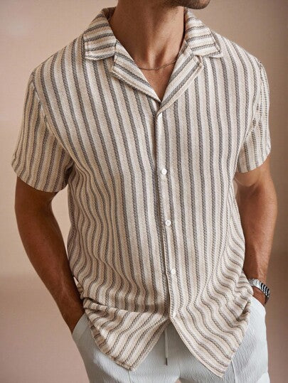 Manfinity Homme قميص كاجوال أكمام قصيرة بأزرار أمامية وطباعة مخططة، قميص صيفي بياقة كوبية أحادية الصدر وطباعة مخططة، مناسب للأوقات الحرة والمنزل والتنقل، نسيج محبوك، قميص أكمام قصيرة شائع كهدية لأصدقاء الزوج والصديق