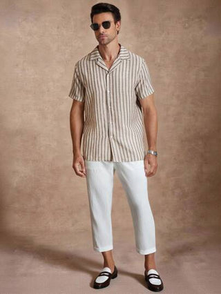 Manfinity Homme قميص كاجوال أكمام قصيرة بأزرار أمامية وطباعة مخططة، قميص صيفي بياقة كوبية أحادية الصدر وطباعة مخططة، مناسب للأوقات الحرة والمنزل والتنقل، نسيج محبوك، قميص أكمام قصيرة شائع كهدية لأصدقاء الزوج والصديق