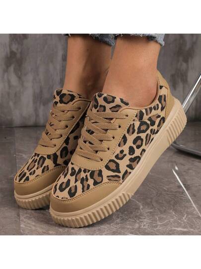 أحذية رياضية بنمط نمر أنيق مع رباط للنساء، ذات كعب سميك