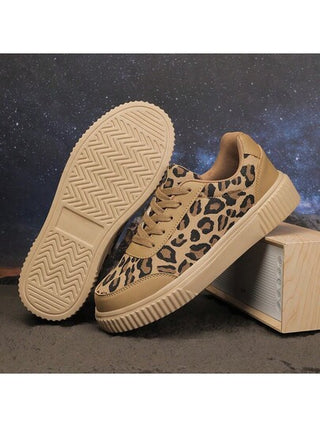 أحذية رياضية بنمط نمر أنيق مع رباط للنساء، ذات كعب سميك