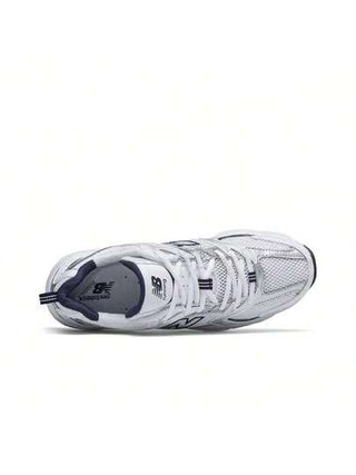 New Balance أحذية الجري ذات الطبقة الواحدة من ماركة نيو بالانس NB 530 ذات التصميم الكلاسيكي الربيعي المصنوعة من قماش الشبك والجلد الاصطناعي، مع امتصاص للصدمات وقابلية للتنفس، قصيرة الكاحل، متوفرة بلون أبيض وفضي، عرض D، للجنسين