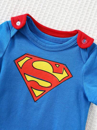 Cozy Pixies SUPERMAN X Cozy Pixies طقم بدلة وكاب للأطفال حديثي الولادة الذكور، بدلة بياقة دائرية وأكمام قصيرة وكاب بلون أحادي، 2 قطعة