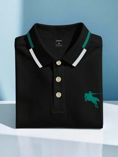 Manfinity Homme قميص بولو كاجوال بأكمام قصيرة وطباعة فارس للرجال