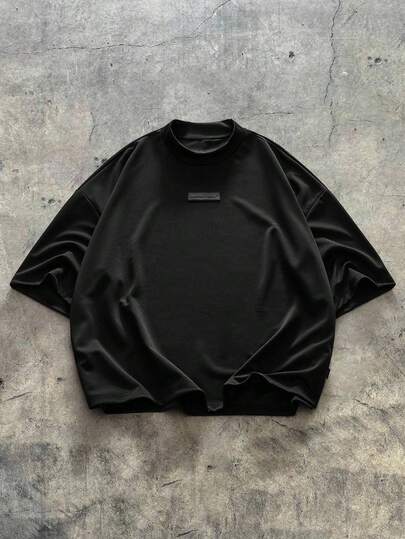 قميص تي شيرت كاجوال مصنوع من الأقمشة المحبوكة بأكمام قصيرة، بتصميم فضفاض وبلون أحادي، مناسب للشباب والاستخدام اليومي في الصيف