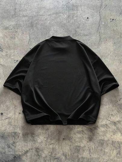 قميص تي شيرت كاجوال مصنوع من الأقمشة المحبوكة بأكمام قصيرة، بتصميم فضفاض وبلون أحادي، مناسب للشباب والاستخدام اليومي في الصيف