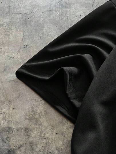 قميص تي شيرت كاجوال مصنوع من الأقمشة المحبوكة بأكمام قصيرة، بتصميم فضفاض وبلون أحادي، مناسب للشباب والاستخدام اليومي في الصيف