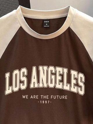 Manfinity Joysei قميص تي شيرت رجالي بأكمام راجلان بتصميم بني بطبعة حرف لوس أنجلوس بألوان متباينة، تصميم كاجوال عصري مناسب للمناسبات والتجمعات، ملابس أساسية مناسبة للأزواج والعائلة، هدية رائعة للصديق