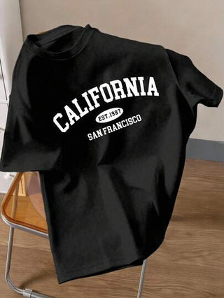 Manfinity Joysei قميص تي شيرت كاجوال بياقة طاقم وأكمام قصيرة للرجال، بطبعة حرف كاليفورنيا بألوان متباينة، مناسب للمناسبات الكاجوال والتجمعات والهدايا المثالية للأزواج والعائلات