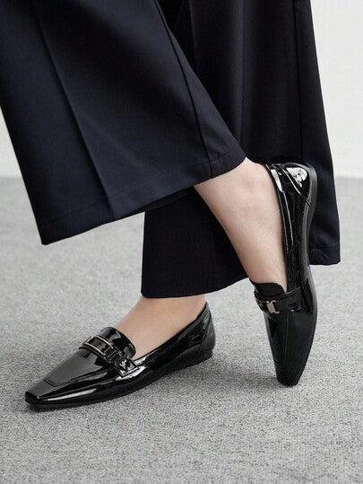 CUCCOO BIZCHIC حذاء مسطح بتزيين معدني للنساء للتنقل اليومي