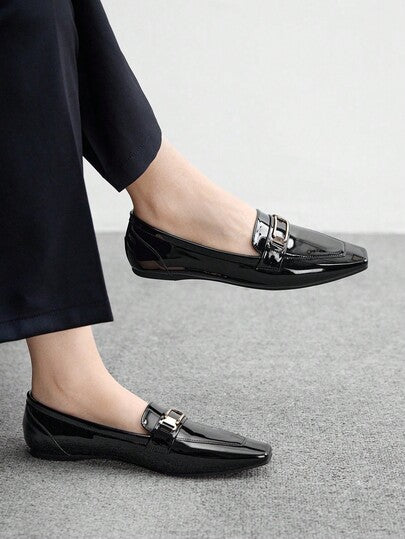 CUCCOO BIZCHIC حذاء مسطح بتزيين معدني للنساء للتنقل اليومي