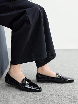 CUCCOO BIZCHIC حذاء مسطح بتزيين معدني للنساء للتنقل اليومي