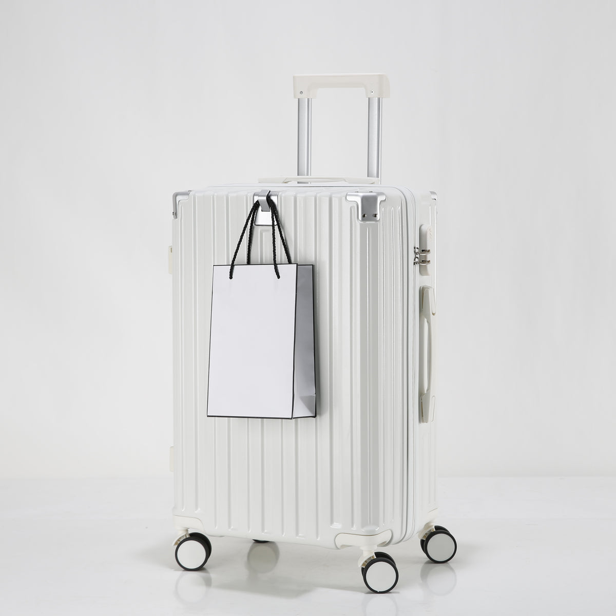 طقم حقائب سفر مكون من 3 قطع، بأحجام 20/24/28 بوصة، حقائب صلبة مصنوعة من ABS وPC مع مقبض تلسكوبي، وعجلات دوارة، وقفل تركيبي، وإغلاق بسحاب، متعددة الوظائف مع حامل أكواب وخطاف محمول، وحماة زوايا معدنية، بتصميم خالي من النقوش، للرجال والنساء.