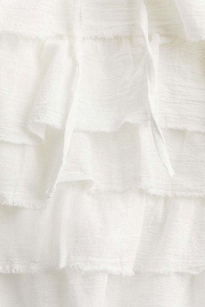 فستان بتنورة متعددة الطبقات مع حواف غير مزخرفة