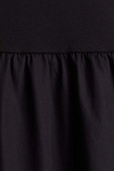 فستان بدون أكمام وتنورة واسعة