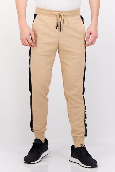 بنطال رياضي رجالي بقصّة عادية وشعار العلامة التجارية، لون بيج