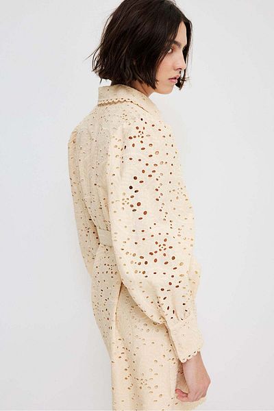 فستان قميص مطرز باللغة الإنجليزية