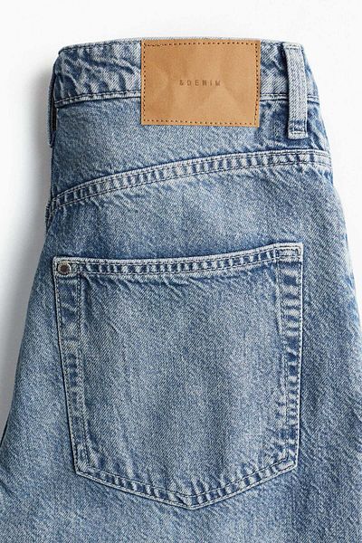 بنطال جينز واسع وواسع بقصّة منحنيات