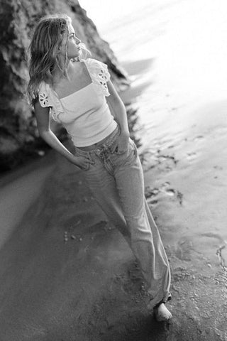 بلوزة مضلعة بتفاصيل مطرزة باللغة الإنجليزية