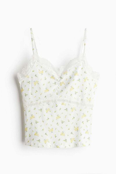 بلوزة بحمالات وتفاصيل من الدانتيل