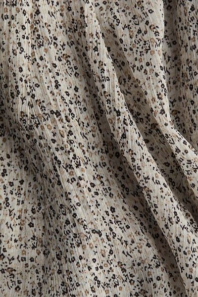 تنورة قصيرة واسعة